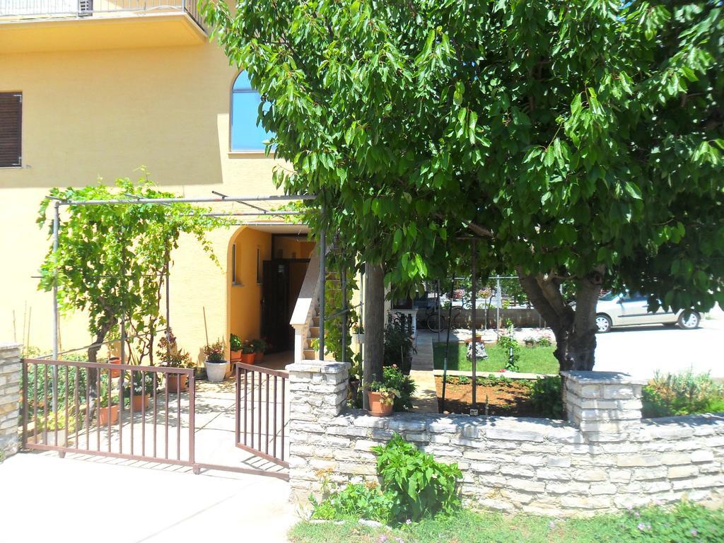 Apartments Stana Sukosan Exterior photo